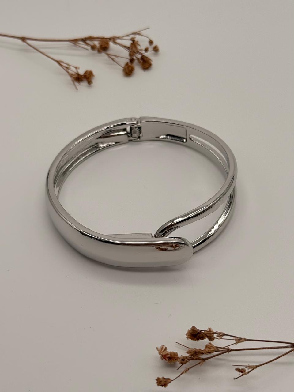 Vortex Hug – Anti Tarnish Openable Bracelet