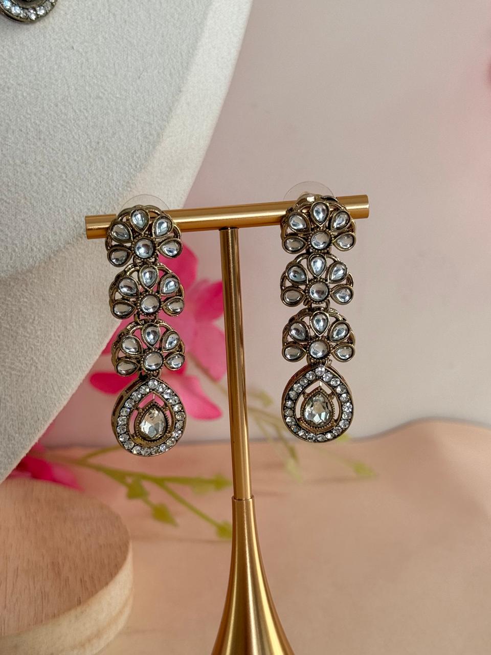 Regal Charm Kundan Set – Classic White