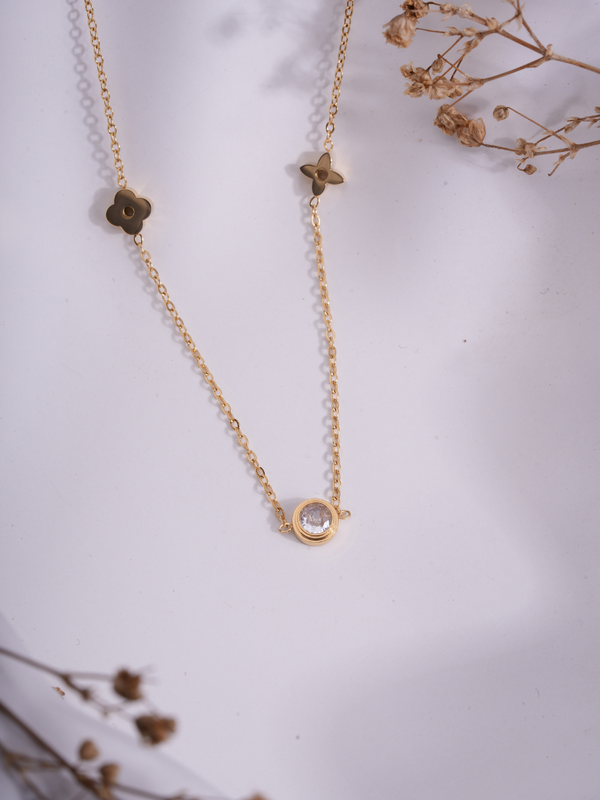 Daisy Gleam – Anti-Tarnish Floral Charm Necklace
