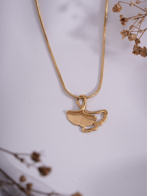 Petal Flow – Anti-Tarnish Sculptural Pendant Necklace