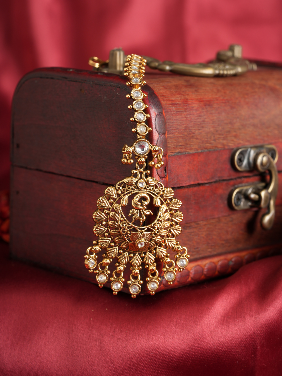 Alankaara – Suvarnita (White Kundan Temple Maang Tikka)