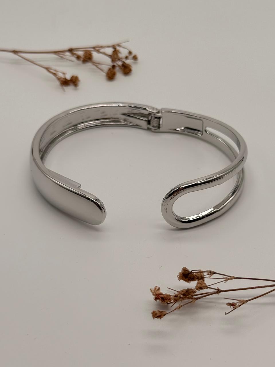 Vortex Hug – Anti Tarnish Openable Bracelet