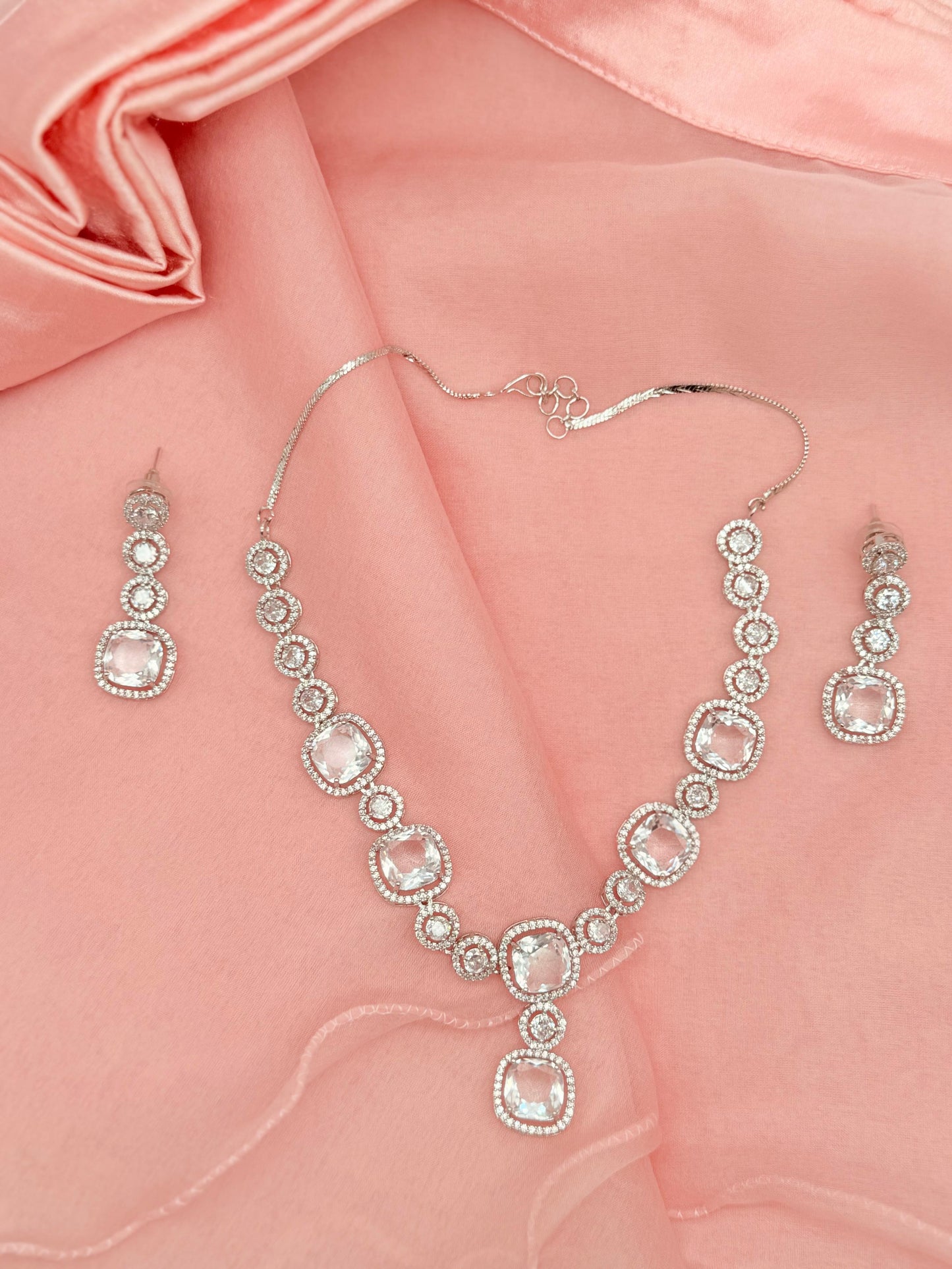 Lustra White AD Necklace Set