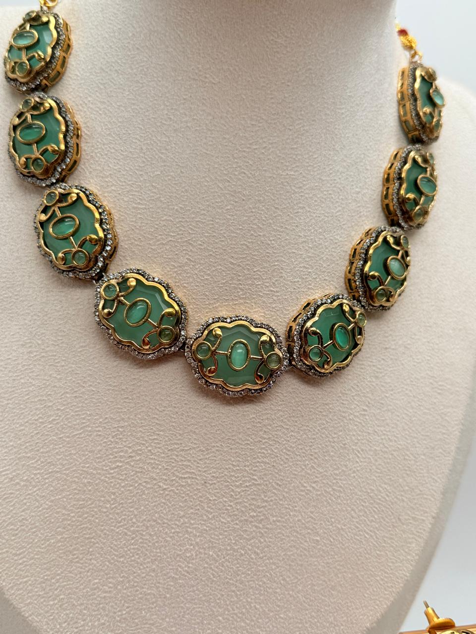 Ornate Aquiline Crest Necklace Set - Mint Variant