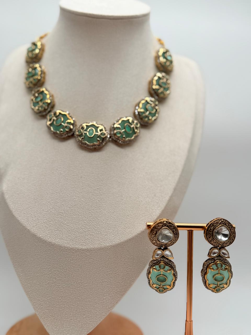 Ornate Aquiline Crest Necklace Set - Mint Variant