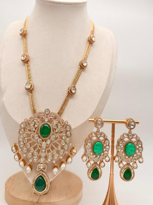 Emerald Élysian Moissanite Pendant Set