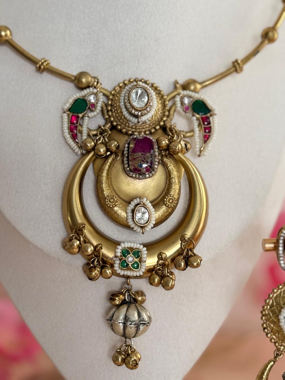 Golden Dynasty Pachi Kundan Hasli Set