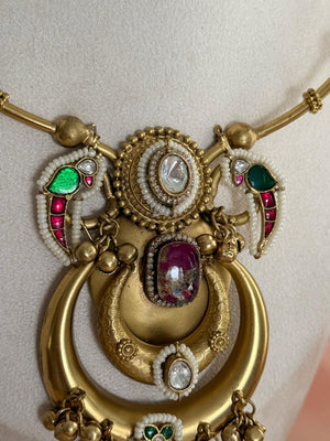 Golden Dynasty Pachi Kundan Hasli Set