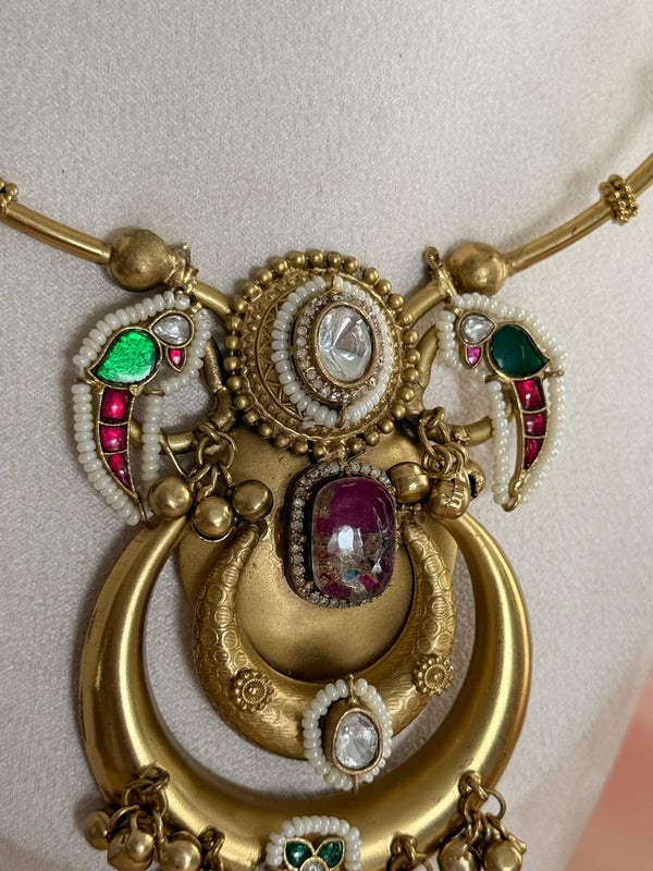 Golden Dynasty Pachi Kundan Hasli Set
