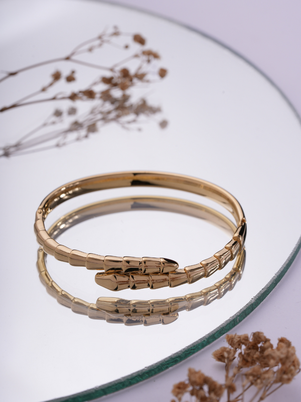 Clasped In – Anti Tarnish Bracelet